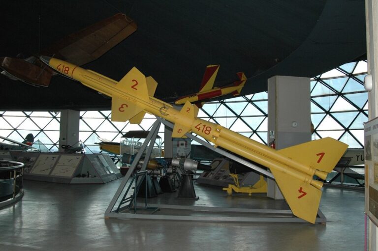 Jugoslávie již od 60. let úspěšně produkovala vlastní taktické raketové zbraně (na snímku raketový systém R-25 Vulkan). Vyvinout balistickou raketu, která by umožňovala osazení jadernou hlavicí, se jí však nepodařilo.
