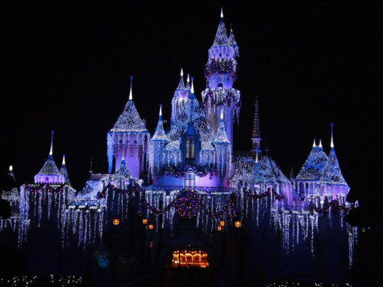 V tom všem disneylandovém okouzlení možná zaslechnete či spatříte něco paranormálního...