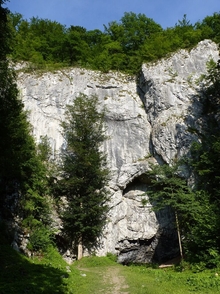 Skalní stěna nad vstupem do jeskyně