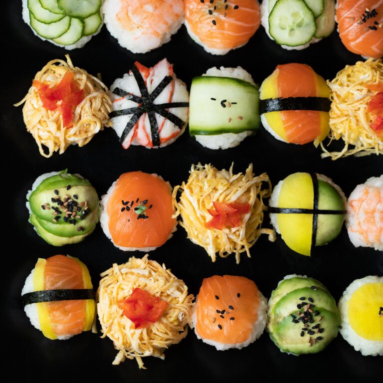 Sushi si v japonské restauraci můžeme objednat z menu (okimari), sami si vybrat, jaké chceme a co v něm (okonomi), anebo dát na výběr šéfkuchaře. Pak jde o omakase.