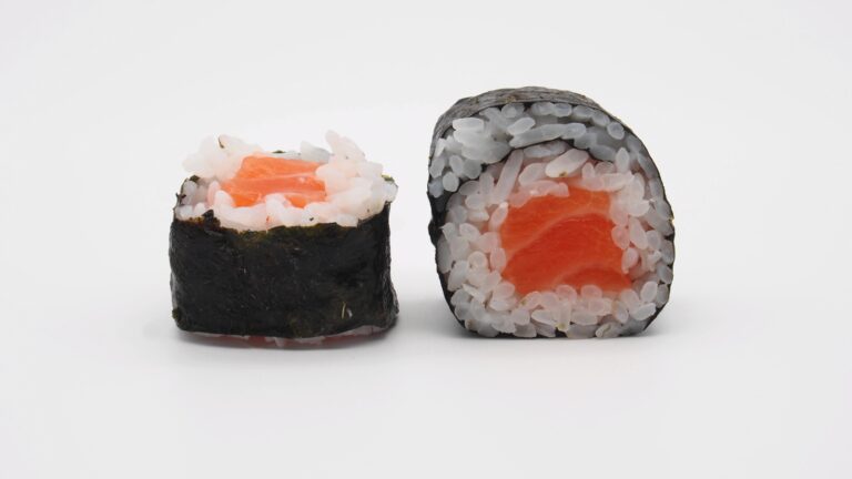 Nori maki jsou zabalené do řasy nori a uvnitř mají náplň.