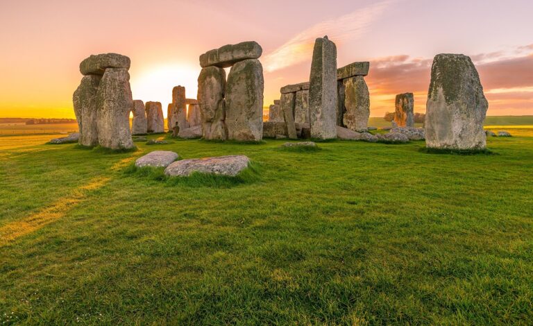 Stonehenge v Anglii je navržen tak, aby jeho kameny rámovaly pohyby Slunce. I v dnešní době se jedná o velmi vyhledávané místo, kde se tisíce lidí scházejí o letním i zimním slunovratu.