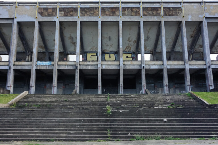 Už se měl bourat! V roce 2003 se stadion nakonec stává chráněnou kulturní památkou.