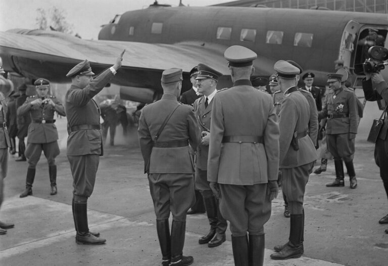 Hitler na návštěvě Finska. V pozadí je vůdcův osobní condor.