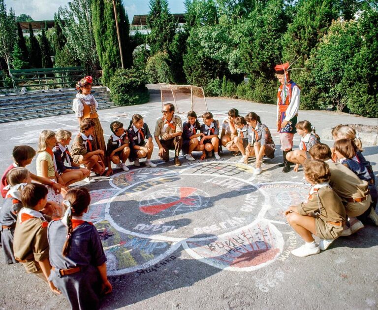 V programu tábora byly výlety, sportovní klání i různé soutěže, jako třeba v malování obrázků na chodníku (1983).