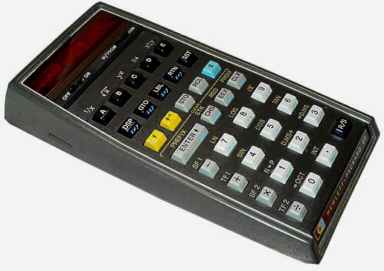 Legendární programovatelná kalkulačka HP-67 od společnosti Hewlett-Packard z druhé poloviny 70. let. Na svou dobu šlo o mimořádně vyspělý přístroj, který umožňoval provádět složité vědecké výpočty i ukládat programy na magnetické karty. Foto: Creative Commons / Pittigrilli (talk) - HP_65.jpg / CC BY-SA 2.0