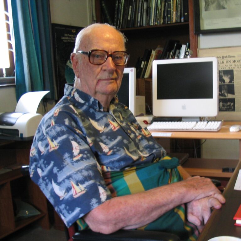 Myšlenku vesmírné inzerce nakousne už slavný autor sci-fi Arthur C. Clarke.
