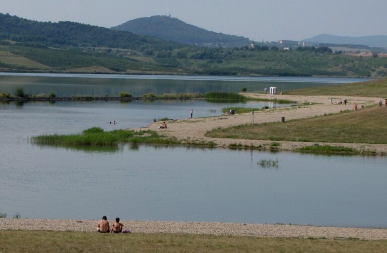 Jezero Milada se stalo vyhledávanou rekreační lokalitou brzy po jeho otevření.