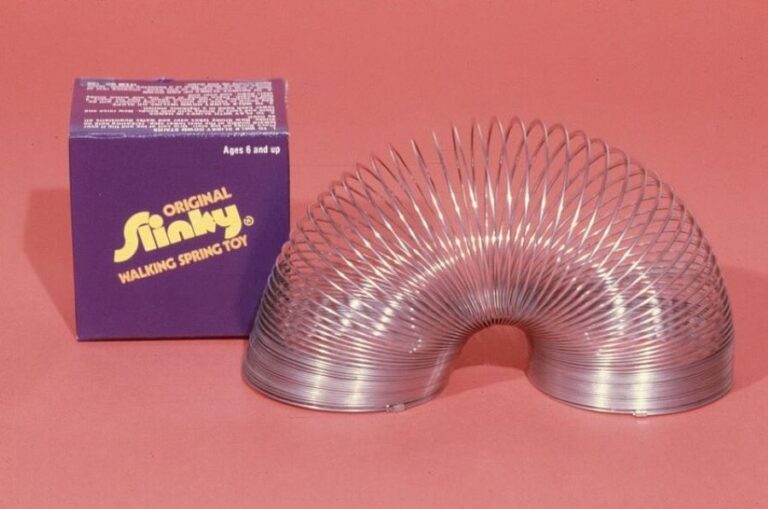 Původně je slinky kovová. Foto: Gotfryd, Bernard, photographer/Creative Commons/Public Domain