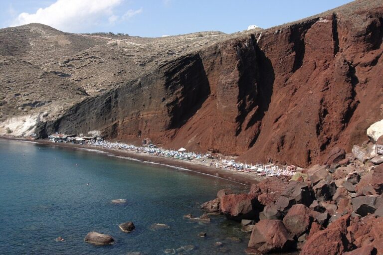 Ve starověku vzniká katastrofální tsunami při výbuchu sopky na ostrově Théra.
