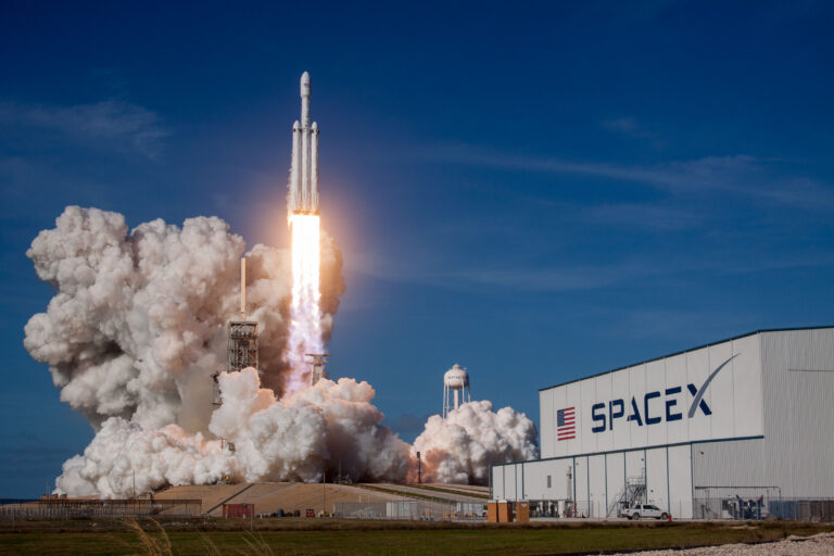 Při jednom ze svých startů vynese raketa Falcon Heavy do vesmíru automobil Tesla. O klasickou reklamu však prý nejde.