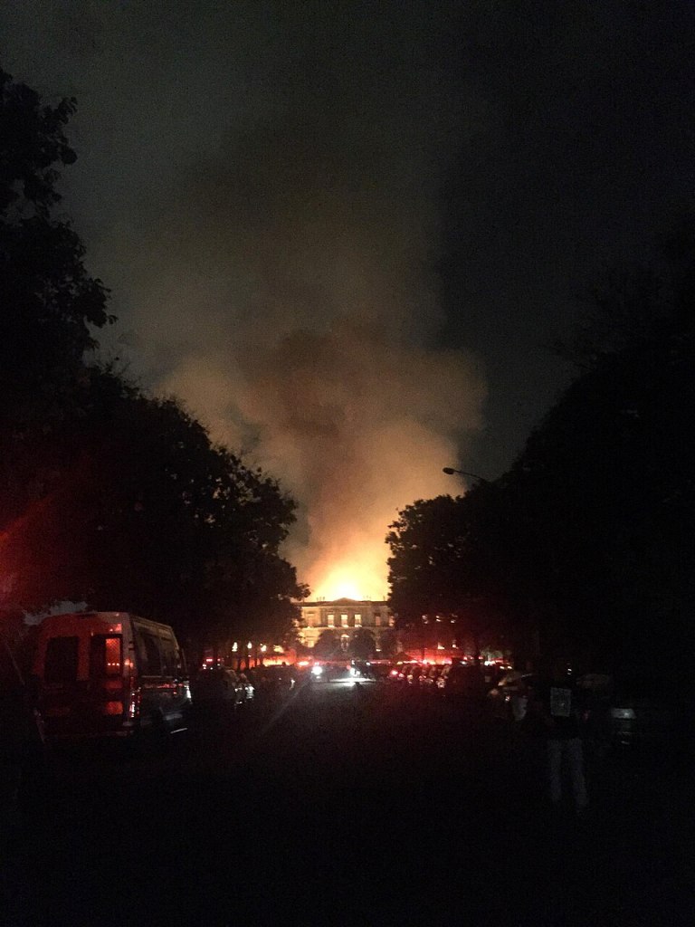 Národní muzeum v Rio de Janeiro hoří!
