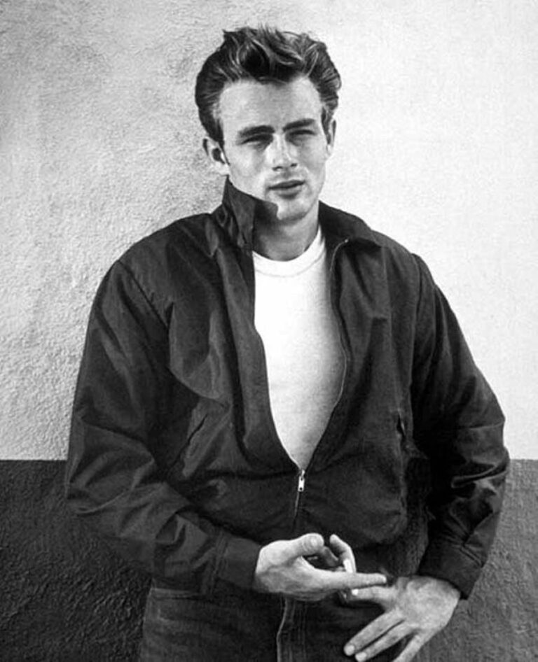 Tričko, kožená bunda a džíny, tak to je James Dean. Foto: In-house publicity still/Creative Commons/Publiic Domain