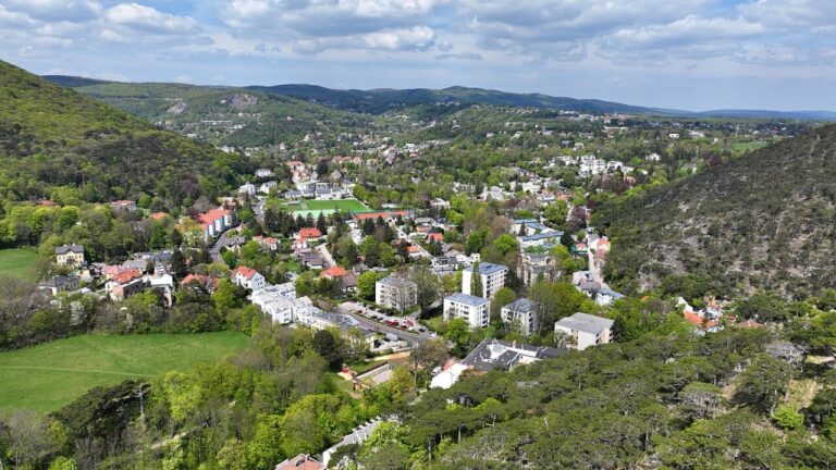 Seegrotte najdete v katastru městečka Hinterbrühl.