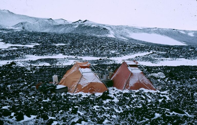 Polní tábor vědců během antarktického léta v údolí McMurdo, cca 1965. Foto: Urbain J. Kinet (1909–1989), berkeley_geography @ Flickr Commons/Creative Commons/ neexistují žádná známá omezení autorských práv