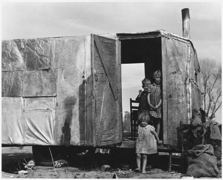 Ameriku zaplaví několik vln migrantů, kteří v prachu přišli o vššechno
