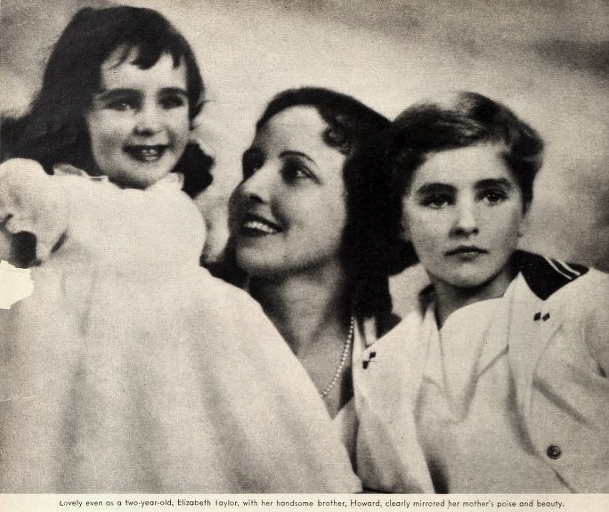 Dvouletá Elizabeth Taylorová s maminkou a bráchou