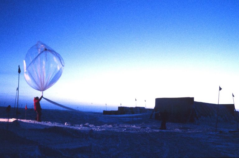 Vypouštění balónu se sondou k monitorování ozonové vrstvy.