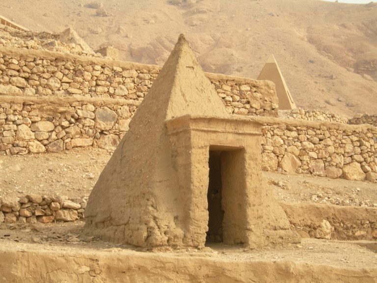 Postavit si vlastní hrobku, o tom sní každý Egypťan.