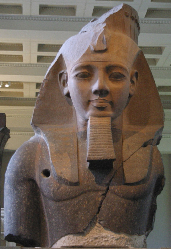 Kolosální socha Ramesse II. nese stopy po vyvrtaném otvoru na dynamit.