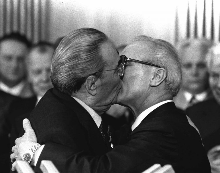 Charakteristický Brežněvův polibek, tentokrát s východněmeckým vůdcem Erichem Honeckerem.