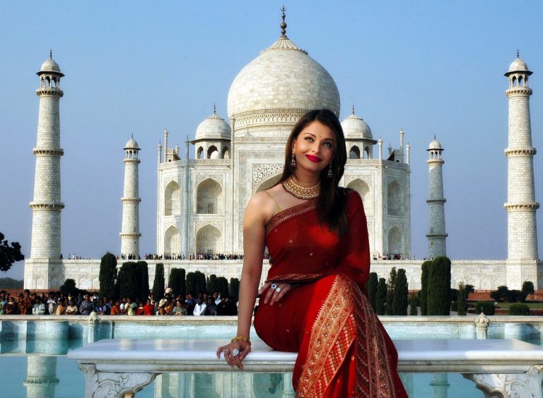 Indická herečka Aishwarya Rai před Tádž Mahalem.