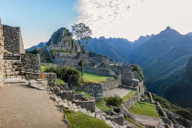Budovy Machu Picchu byly postaveny v klasickém inckém stylu z kvádrového zdiva, které bylo založeno na skládání opracovaných kamenů na sebe bez použití pojiva.