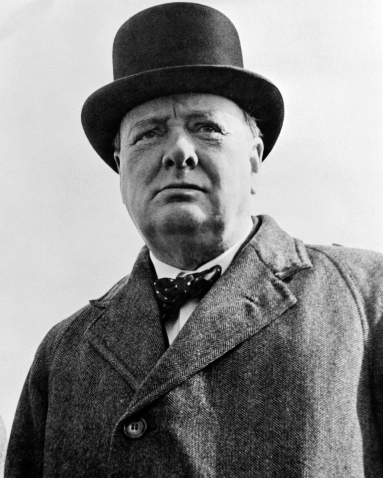 Britský premiér Winston Churchill se pokouší o dohodu s Iry. Je ale odmítnut.