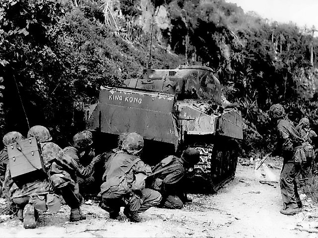 Během bojů na ostrově přicházejí ke slovu obraněná vozidla a tanky – vice než kde jinde za války v Tichomoří.