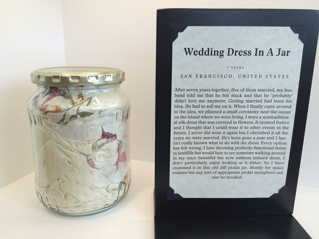Svatební šaty ve sklenici.