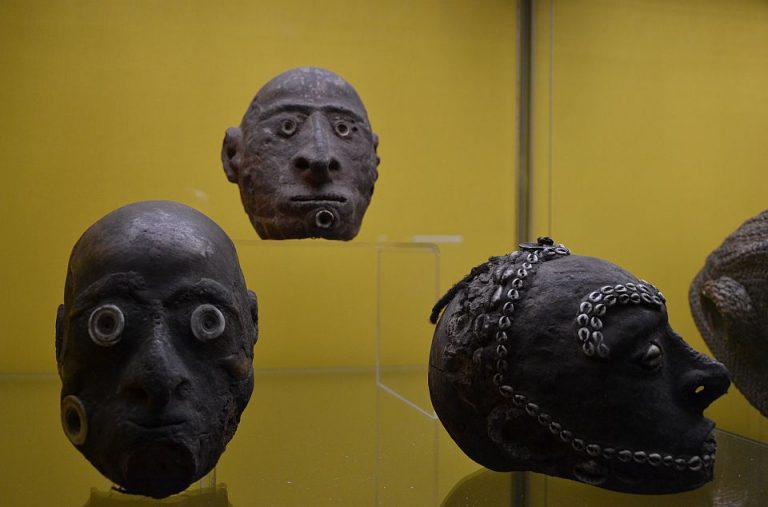 Některé etnické skupiny na Nové Guineji doplňovaly lebky svých předků anepřátel podle jejich živého vzhledu.