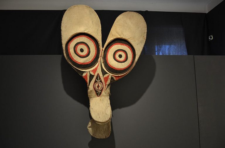 Taneční maska vyrobená z tapy na ratanové kostře.