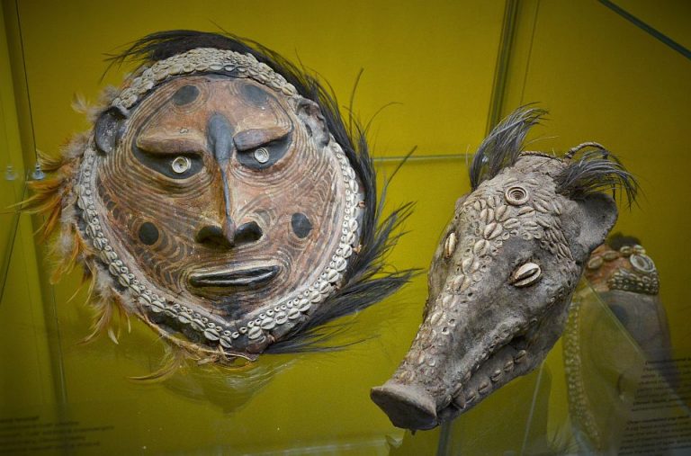 Během rituálních tanců si domorodci nasazovali masky, představujícíkultovní zvířata, duchy předků, démony a posvátná božstva.
