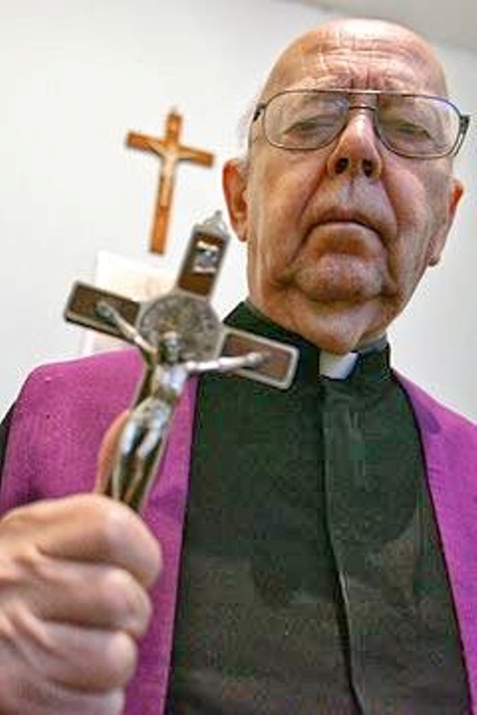Italský exorcista Gabriele Amorth byl údajně svědkem levitace posedlého sedláka. Mohl si kněz případ vymyslet?