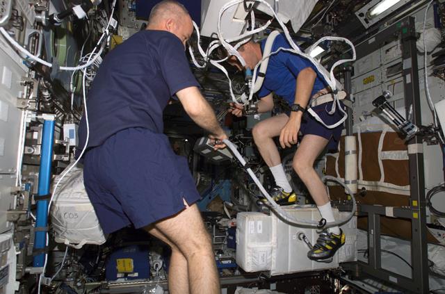 V současnosti astronauti využívají technologii Power plate.