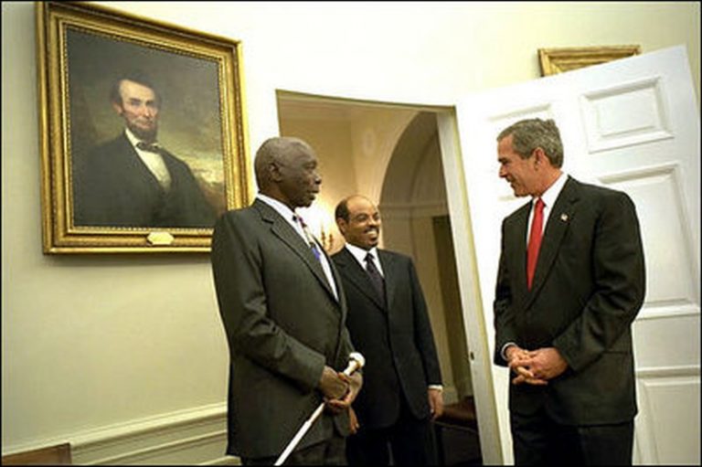 Daniel Moi si své místo udrží. Zde na setkání s prezidentem Bushem.