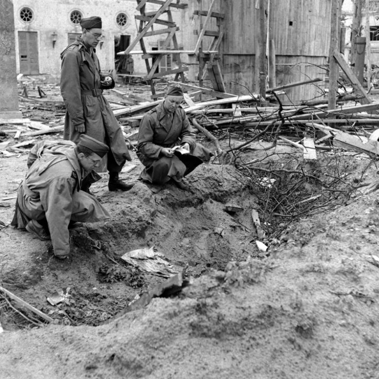 Korespondenti LIFE u kráteru v zahradě říšského kancléřství, ve kterém ležela ohořelá těla Hitlera a Braunové.