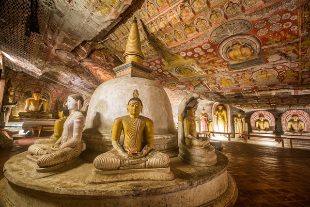 Obří skalní chrám jeden z nejrozsáhlejších jeskynních chrámů na Srí Lance a jeho historie sahá 2000 let nazpět.