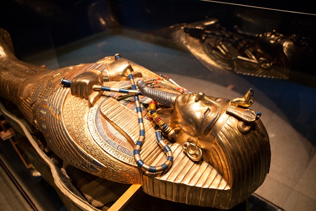 Hrobka obsahovala více než 5000 vzácných předmětů. Zřejmě nejproslulejší se stal bezpochyby 180 cm velký faraonův sarkofág, vyrobený z opracovaného zlata.