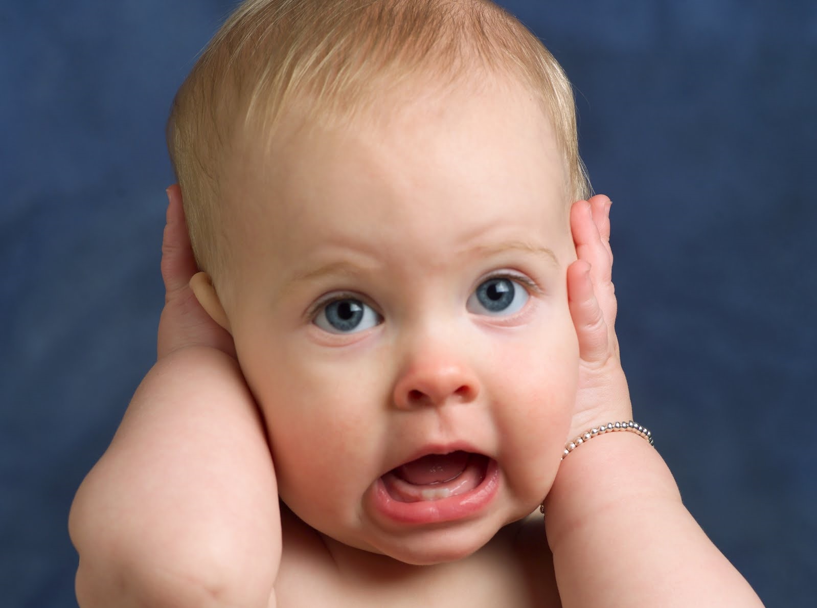 Улыбка младенца. Картинки с детками. Смешные фото детей маленьких. Маленькие дети. Когда у ребенка появляется зубы у малышей.