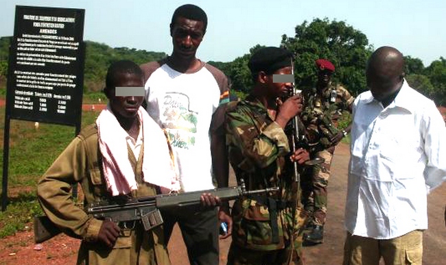 Ve Středoafrické republice patří rekrutování malých bojovníků ke koloritu.