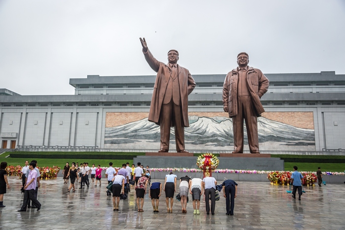Jadna z „kulis“ korejské Potěmkinovy vesnice. Monumentální socha Kim Ir-sena a Kim Čong-ila.