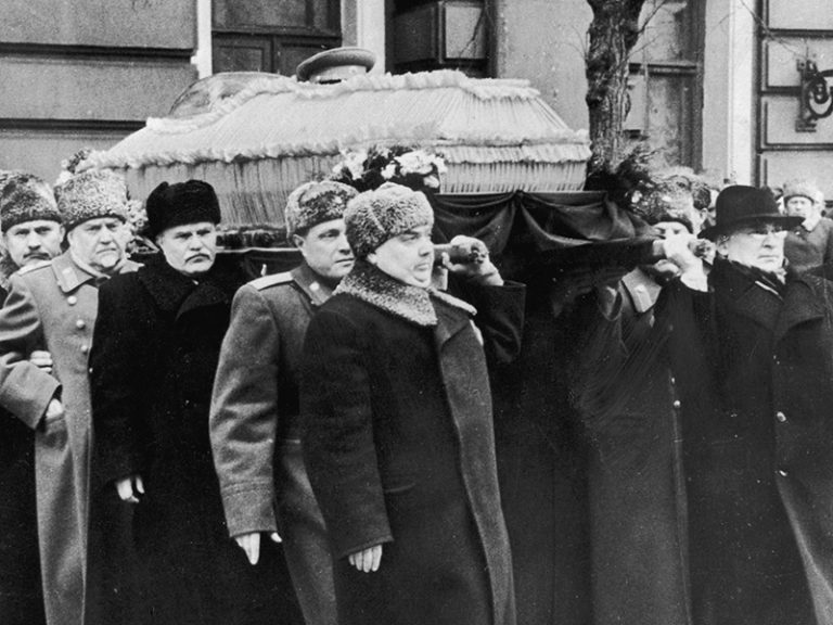 Elita SSSR: Zprava Berija, premiér Malenkov, Stalinův syn Vasilij, legendární Molotov a s rukou v kapse maršál Bulganin.