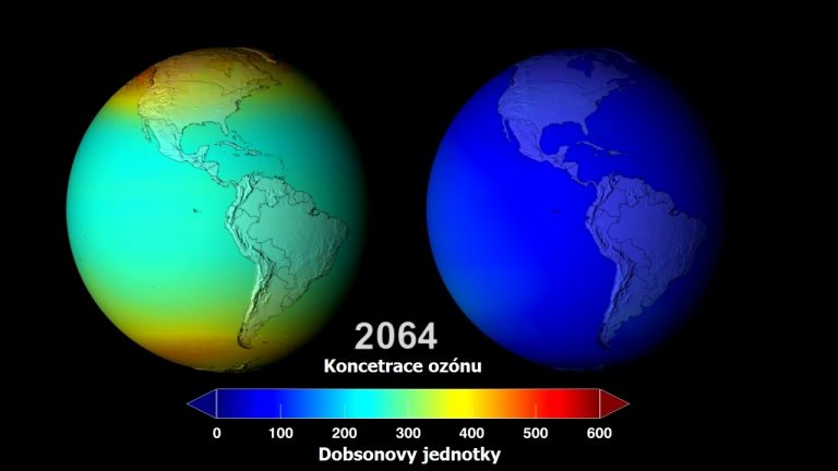 Predikce stavu ozonové vrstvy v roce 2064 dle NASA s montrealským protokolem a bez něj.