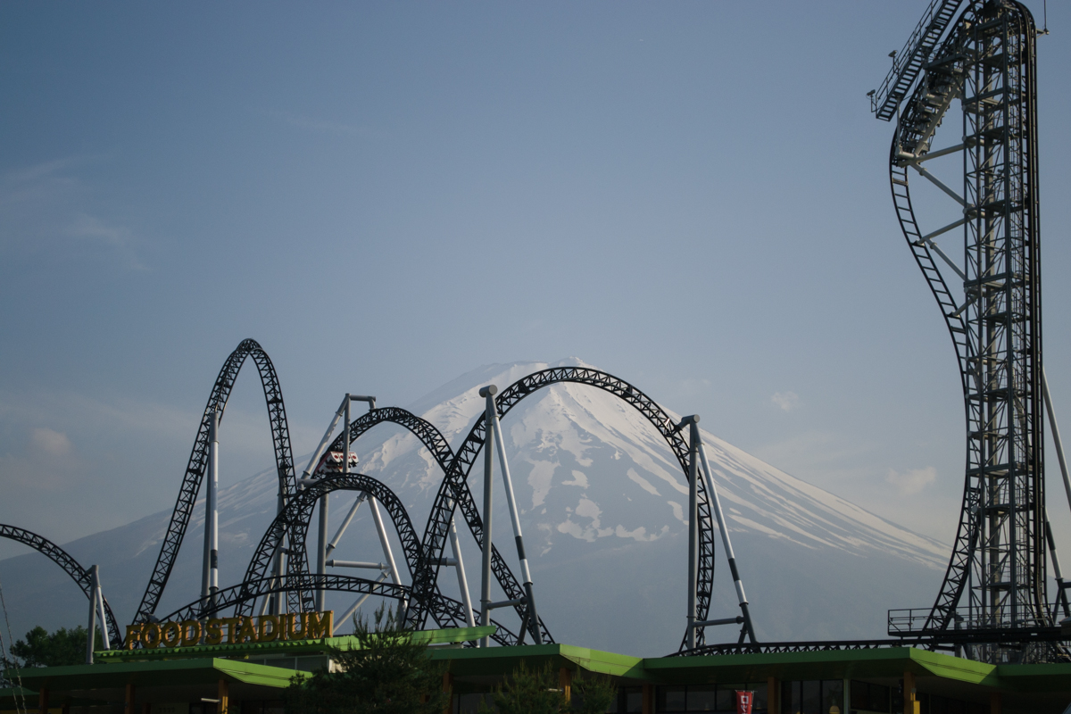 Американские горки для очков. Парк аттракционов Fuji q Highland.. Takabisha (парк Fuji-q Highland), Фудзиёсида, Япония.. Аттракцион Такабиша, Япония. Фуджи Кью парк аттракционов в Японии.