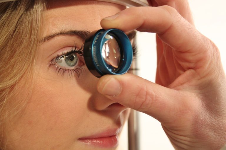 Při zeleném zákalu oko nezezelená, až k zakalení vnitřních struktur oka v současnosti nedochází.