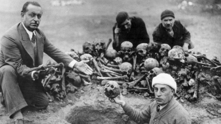Ostatky obětí genocidy.
