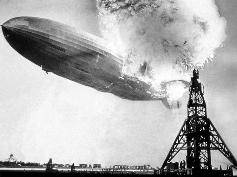 Vzducholoď Hindenburg v plamenech.