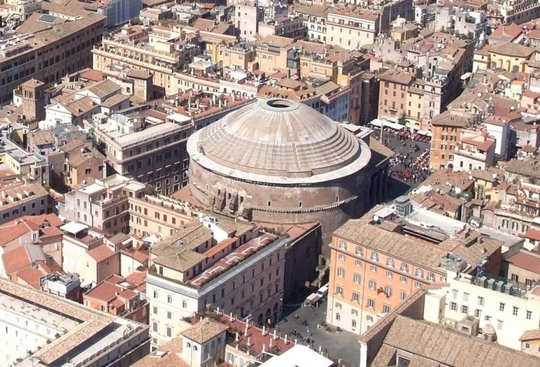 Římský beton odolává povětrnostním podmínkám i slané vodě. Na obrázku je kopule římského Pantheonu.