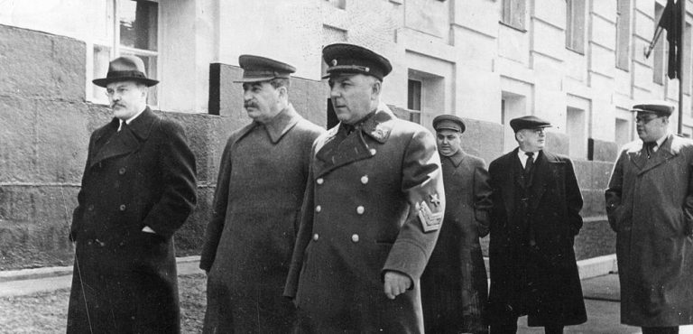 Molotov, Stalin, Vorošilov. Berija ve druhé řadě uprostřed.